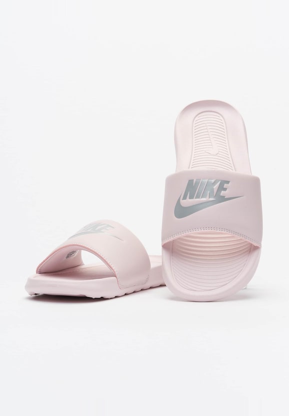 W Victori One Slide-4